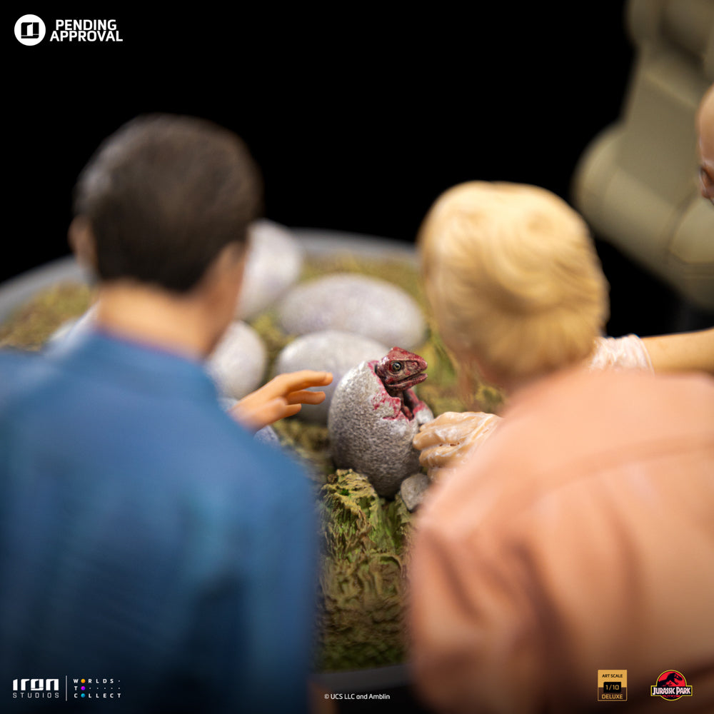 PRE-ORDER Iron Studios - Art Scale - Jurassic Park - Deluxe Dino Hatching 1/10