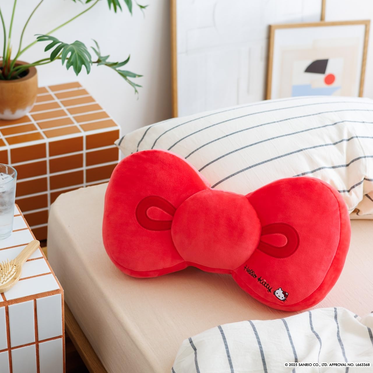 BACK-ORDER Takarajimasha - Hello Kitty Fluffy Ribbon Cushion Book