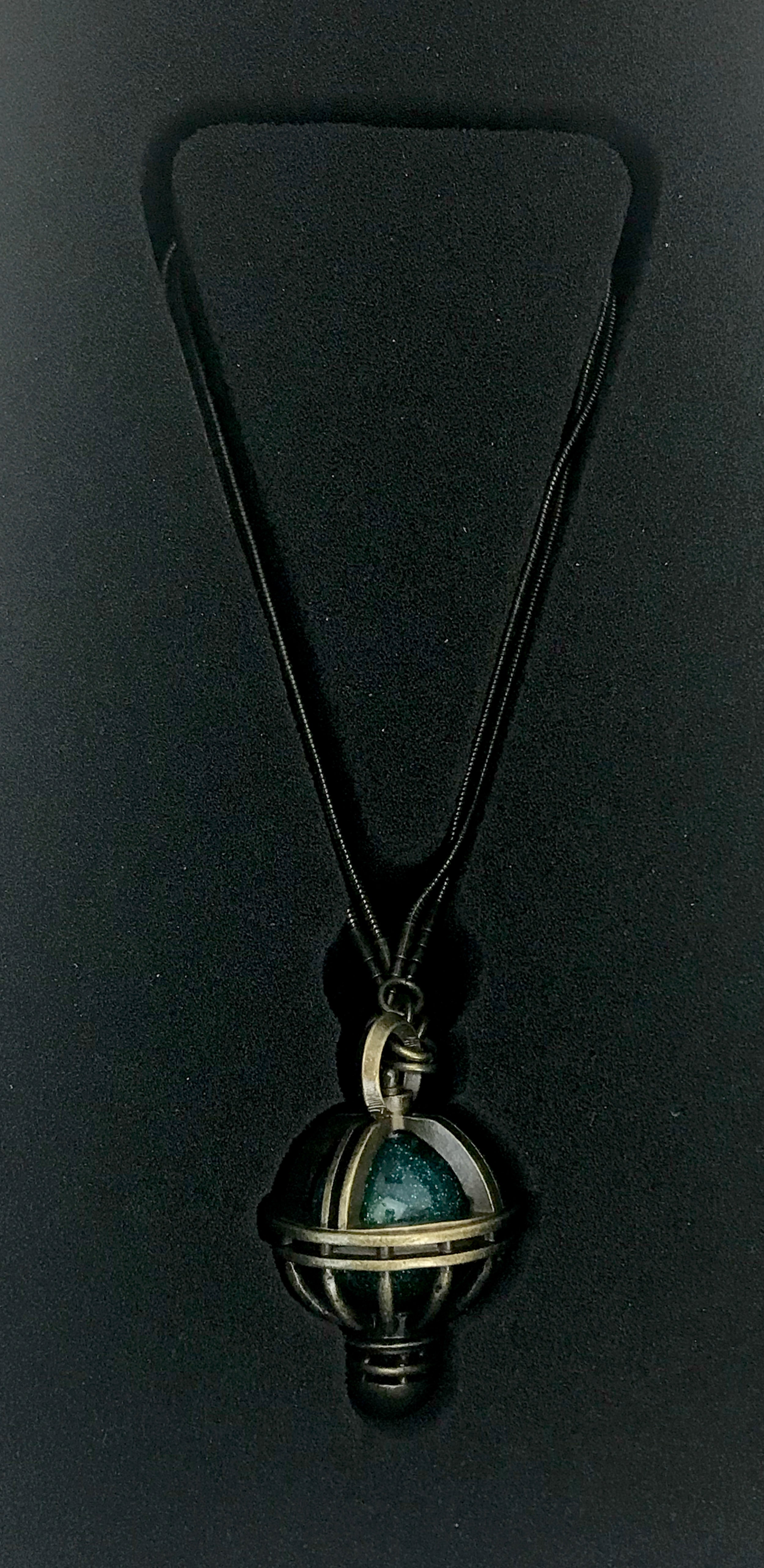 PRE-ORDER Factory Entertainment - Prop Replica - Men In Black - The Arquilian Galaxy Necklace Limited Edition