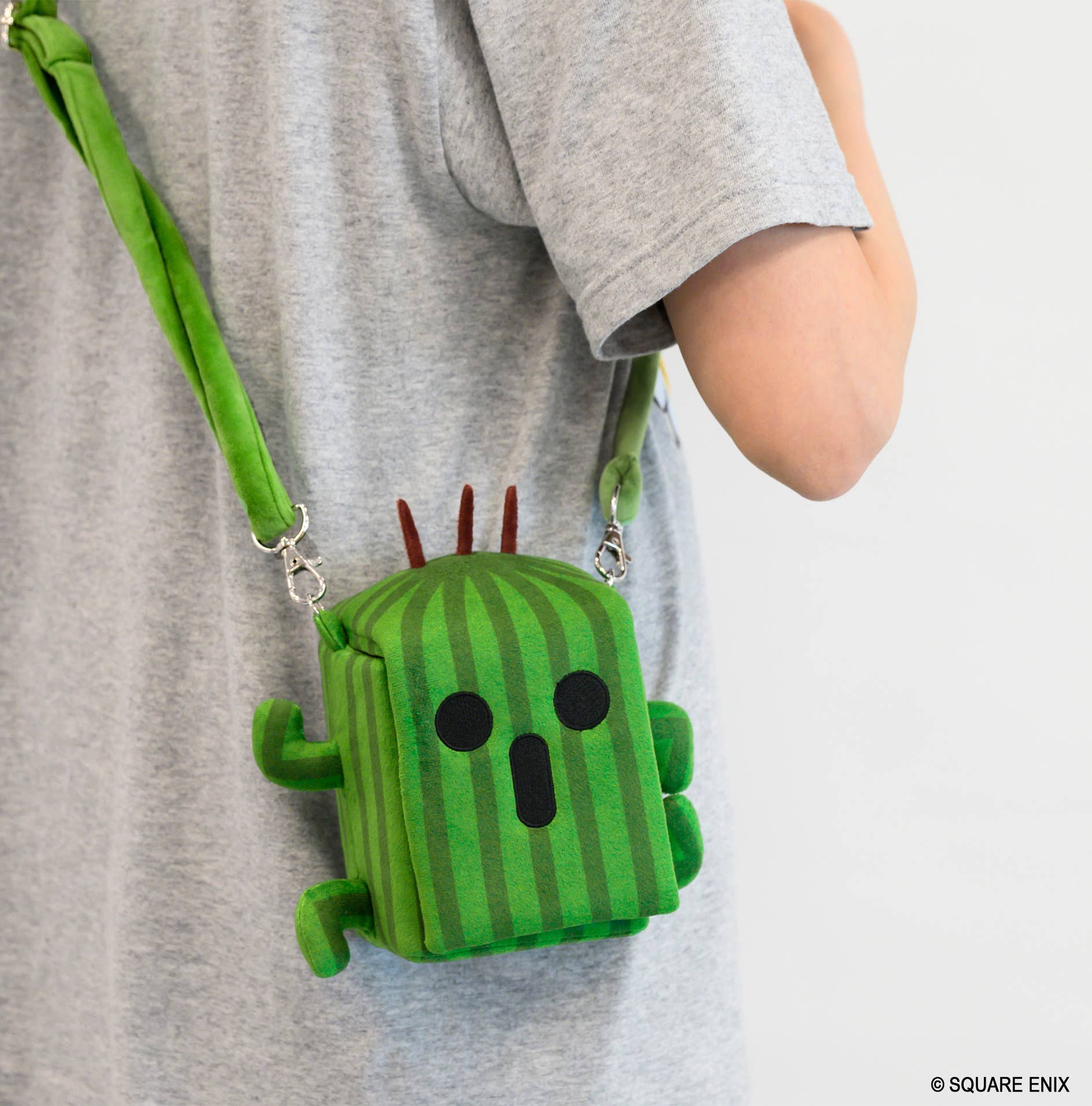 SPECIAL ORDER Square Enix - Final Fantasy Fluffy Sling Deck Box - Cactuar [JP]