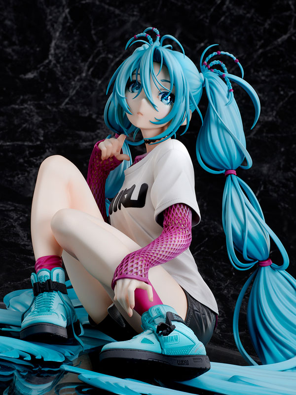 PRE-ORDER Stronger - Hatsune Miku x Mai Yoneyama The Latest Street Style - Cute: Limited Edition 1/4