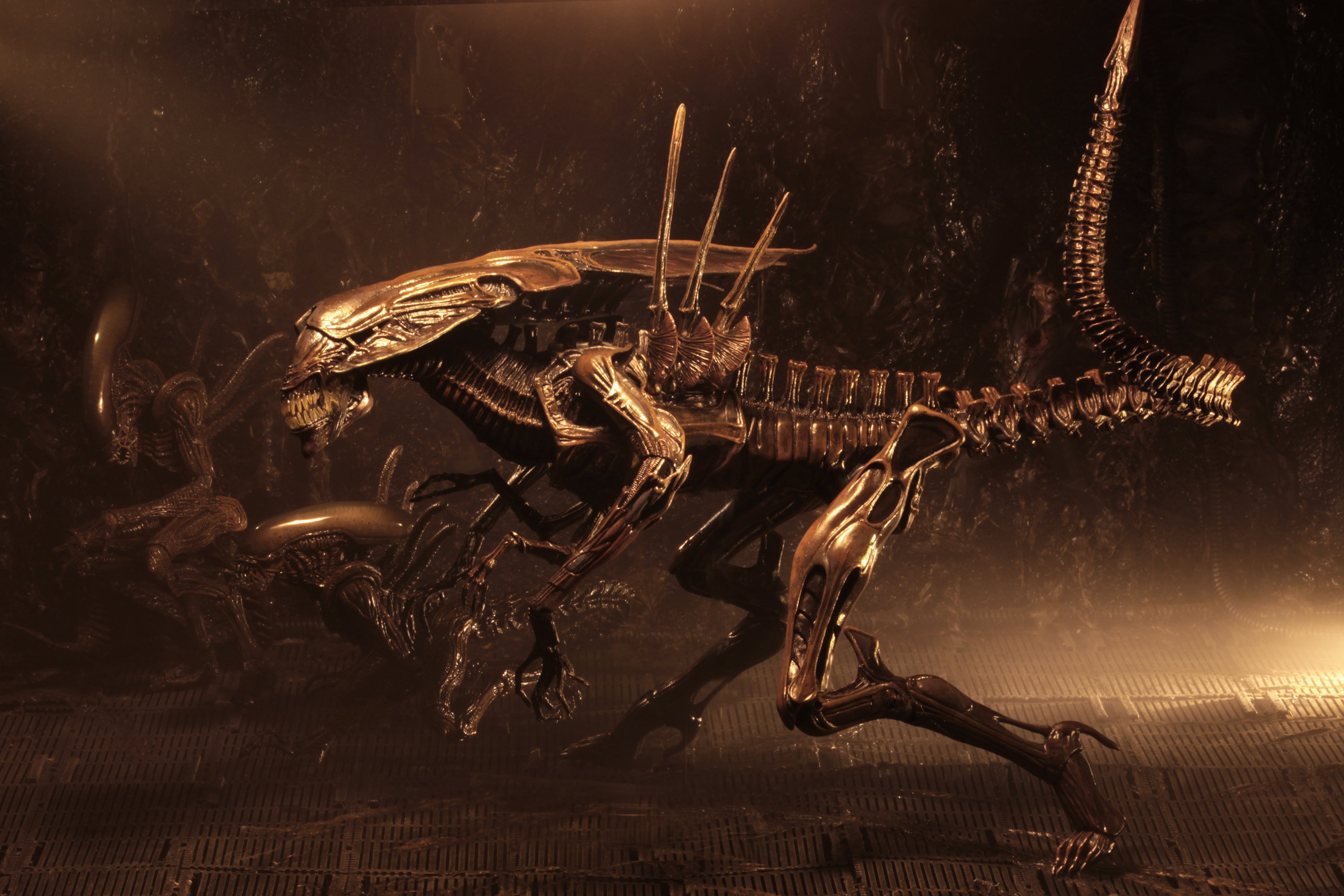 PRE-ORDER NECA - Aliens Resurrection Ultra Deluxe Boxed Figure - Alien Resurrection Deluxe Queen [September 2026]