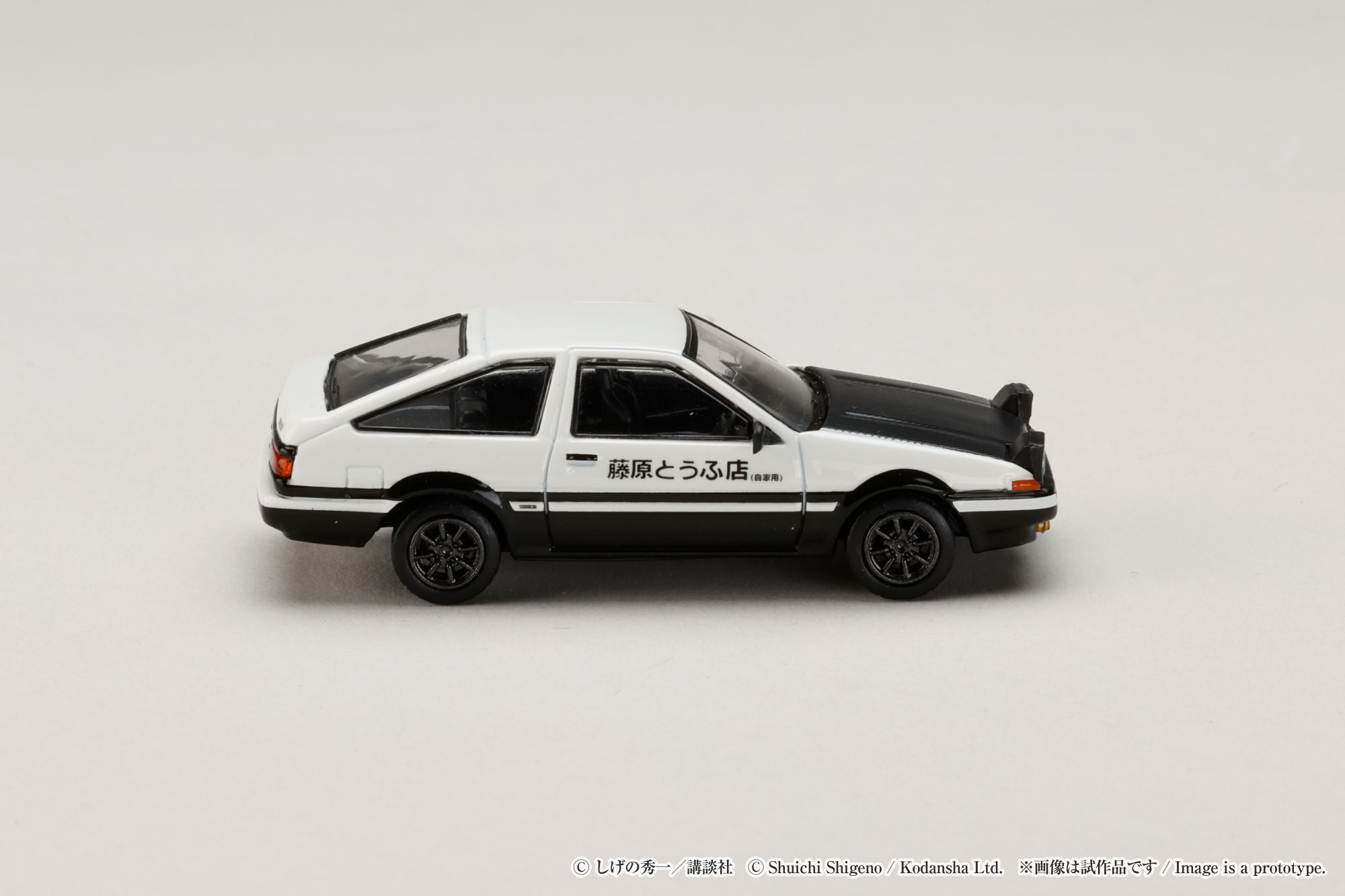 PRE-ORDER Hobby JAPAN - Initial D: Takumi Fujiwara VS Tomoyuki Tachi - Toyota SPRINTER TRUENO (AE86) 1/64 [LIMITED]