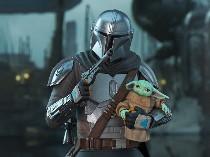 PRE-ORDER Star Wars: The Mandalorian - Mandalorian with Grogu Bust 1/6