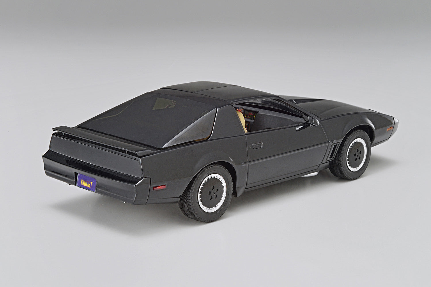 PRE-ORDER Knight Rider - Knight 2000 K.I.T.T. Season IV w/Scanner Sound Unit 1/24