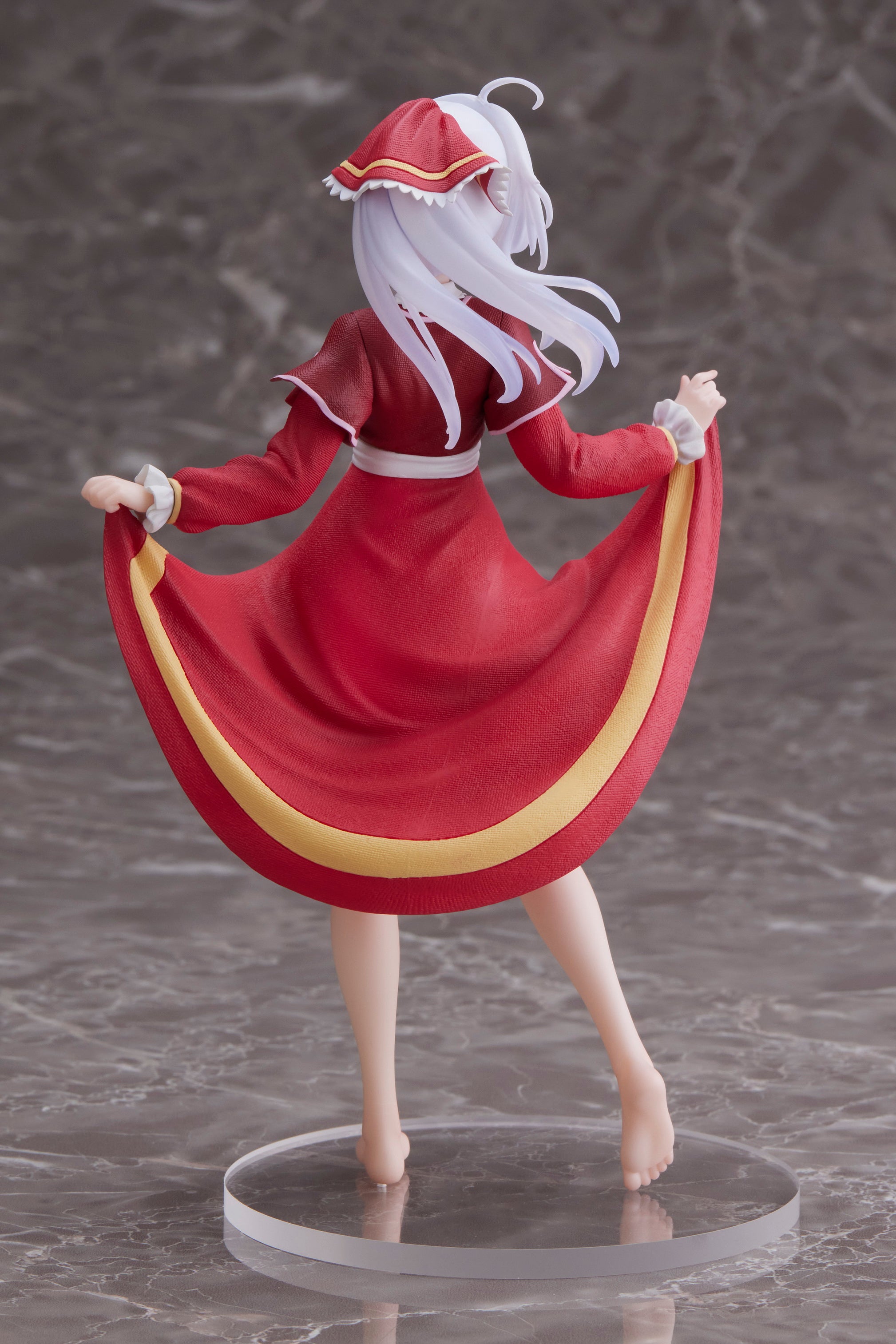 IN-STOCK Taito - Wandering Witch: The Journey of Elaina Coreful Figure - Elaina: Grape-Stomping Girl Ver.