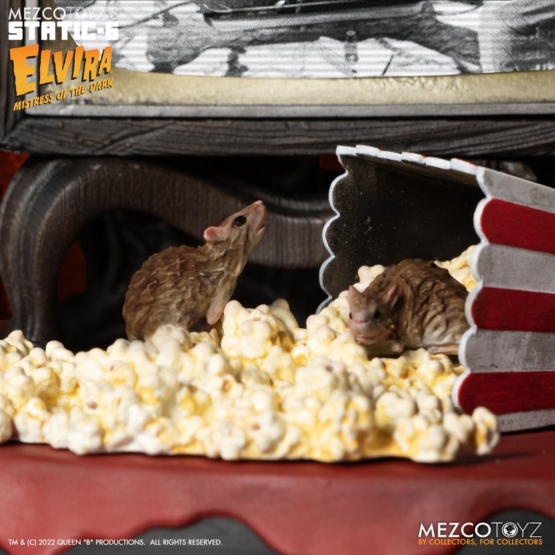 PRE-ORDER MEZCO TOYZ'S STATIC-6 - Elvira® Mistress of the Dark™