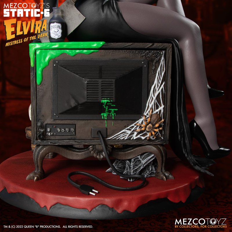 PRE-ORDER MEZCO TOYZ'S STATIC-6 - Elvira® Mistress of the Dark™