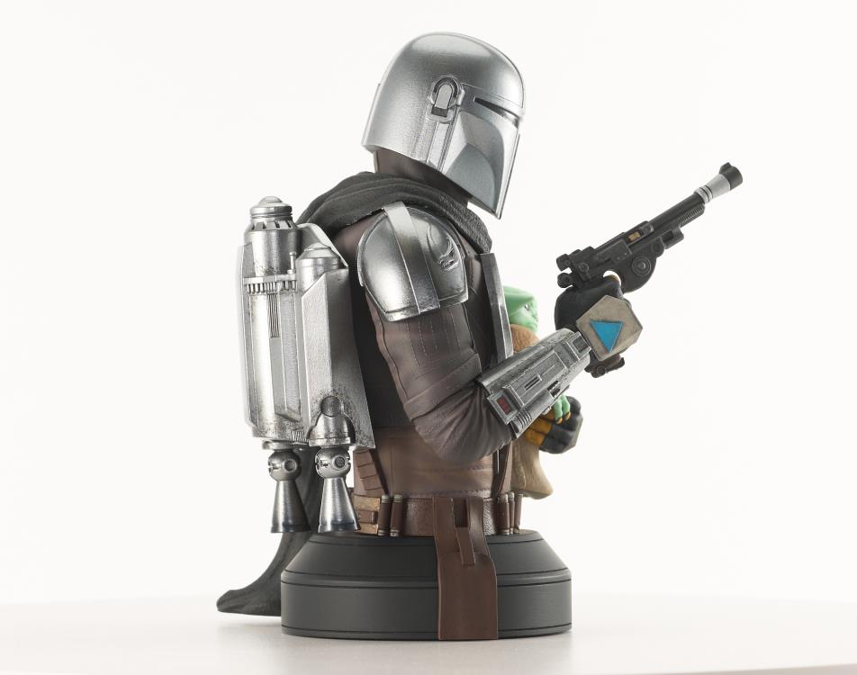 PRE-ORDER Star Wars: The Mandalorian - Mandalorian with Grogu Bust 1/6