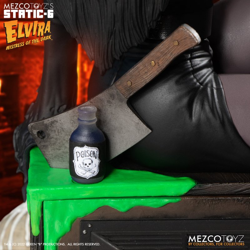 PRE-ORDER MEZCO TOYZ'S STATIC-6 - Elvira® Mistress of the Dark™