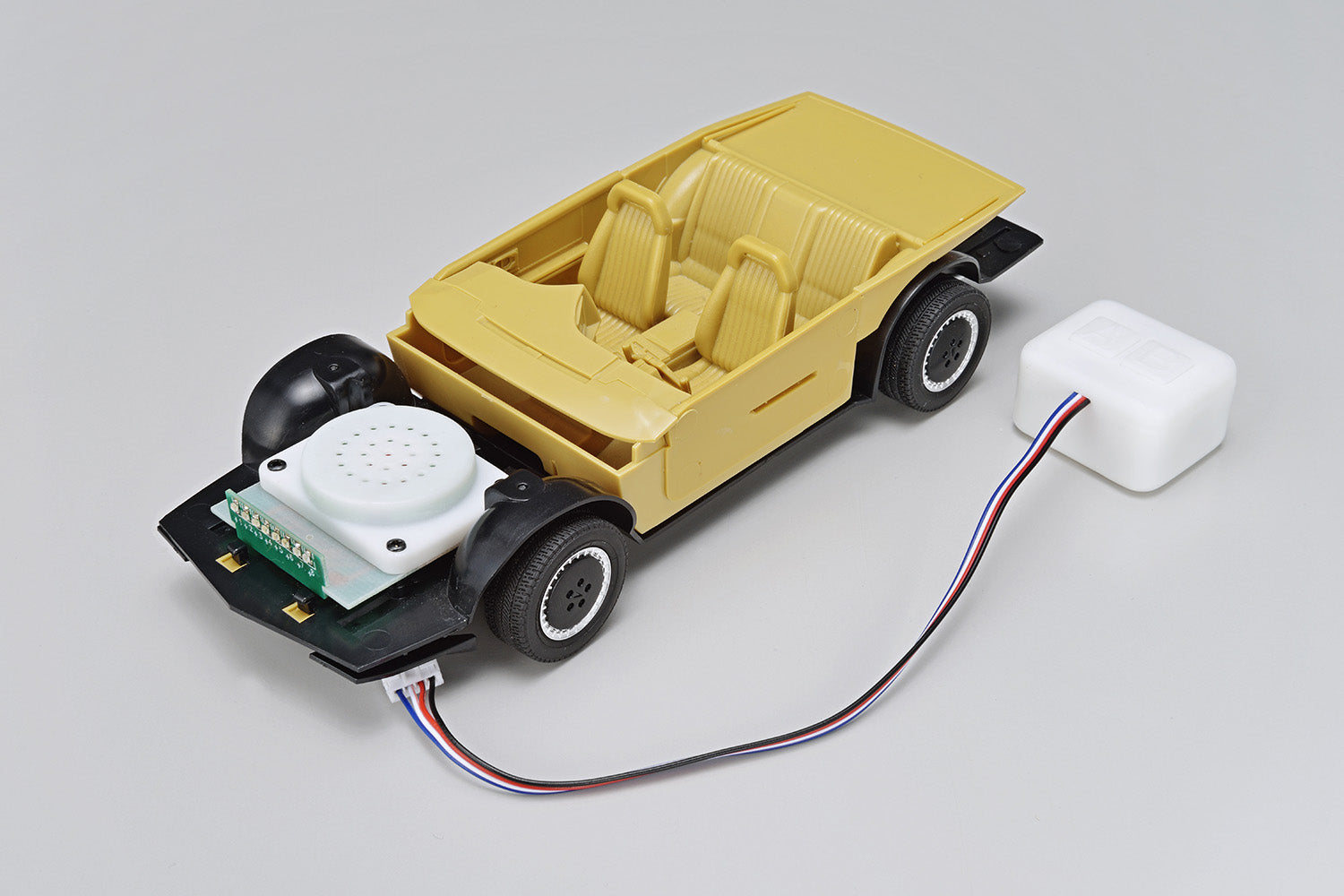 PRE-ORDER Knight Rider - Knight 2000 K.I.T.T. Season IV w/Scanner Sound Unit 1/24