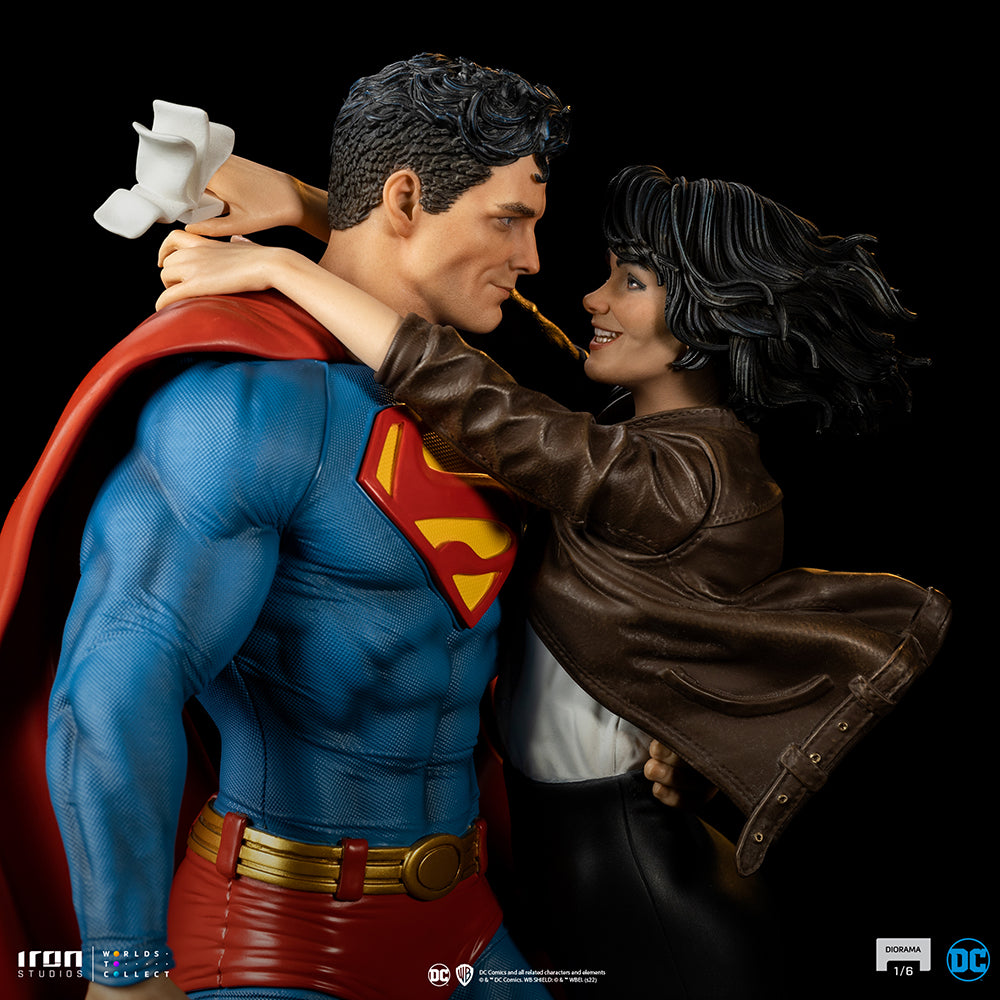 PRE-ORDER DC Comics Dioarama - Superman and Lois Lane 1/6