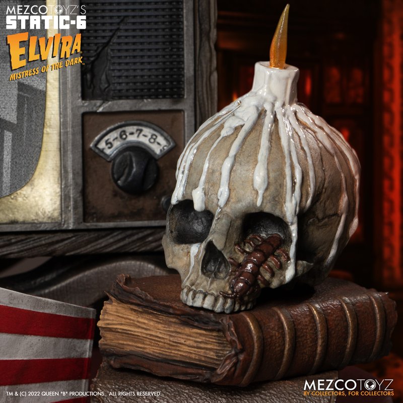 PRE-ORDER MEZCO TOYZ'S STATIC-6 - Elvira® Mistress of the Dark™