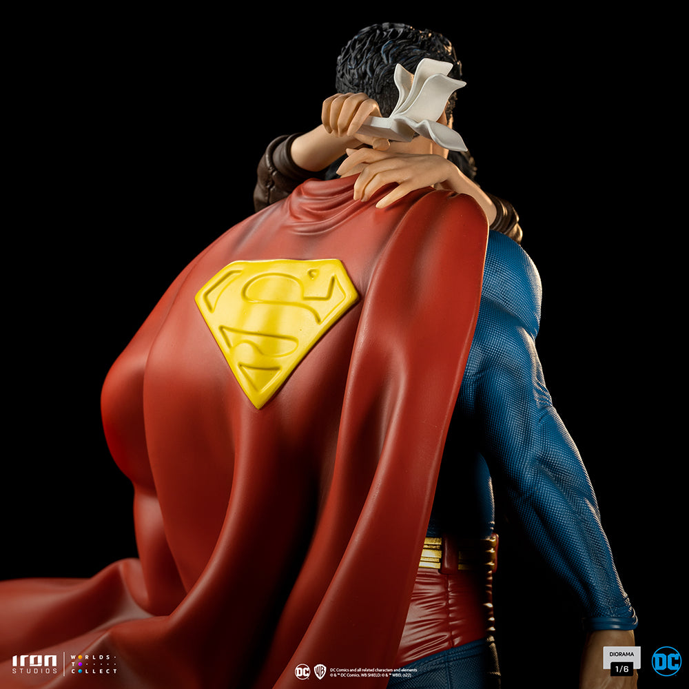 PRE-ORDER DC Comics Dioarama - Superman and Lois Lane 1/6