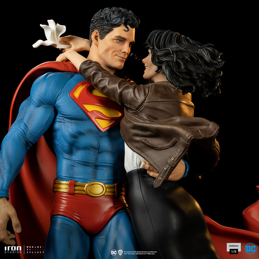 PRE-ORDER DC Comics Dioarama - Superman and Lois Lane 1/6