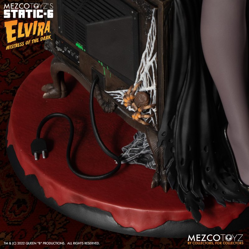 PRE-ORDER MEZCO TOYZ'S STATIC-6 - Elvira® Mistress of the Dark™