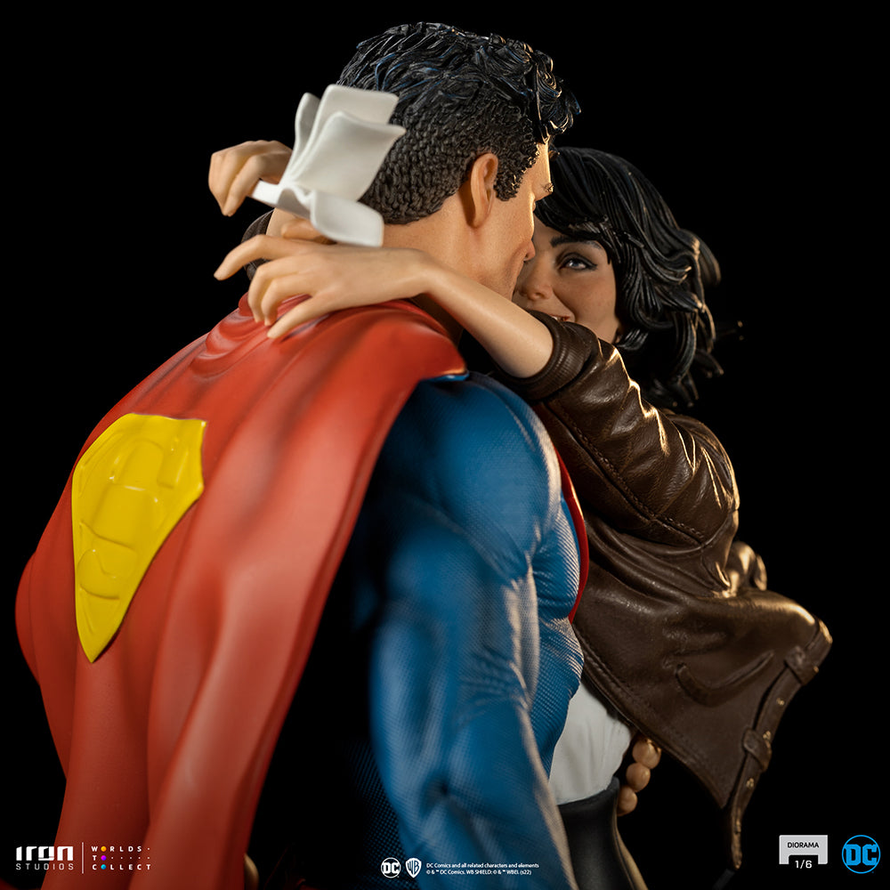 PRE-ORDER DC Comics Dioarama - Superman and Lois Lane 1/6