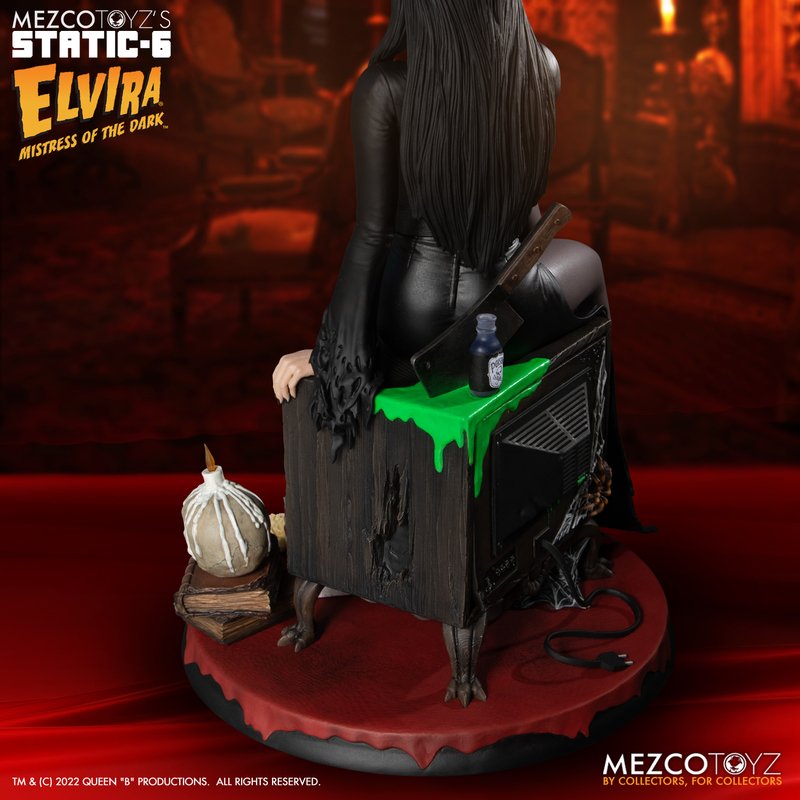 PRE-ORDER MEZCO TOYZ'S STATIC-6 - Elvira® Mistress of the Dark™