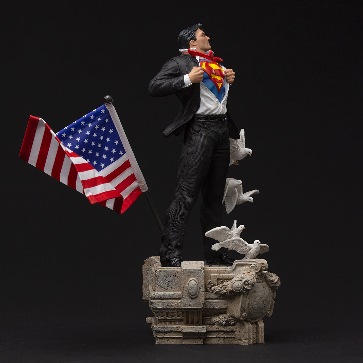 PRE-ORDER DC Comics - Clark Kent Deluxe Statue Art Scale 1/10