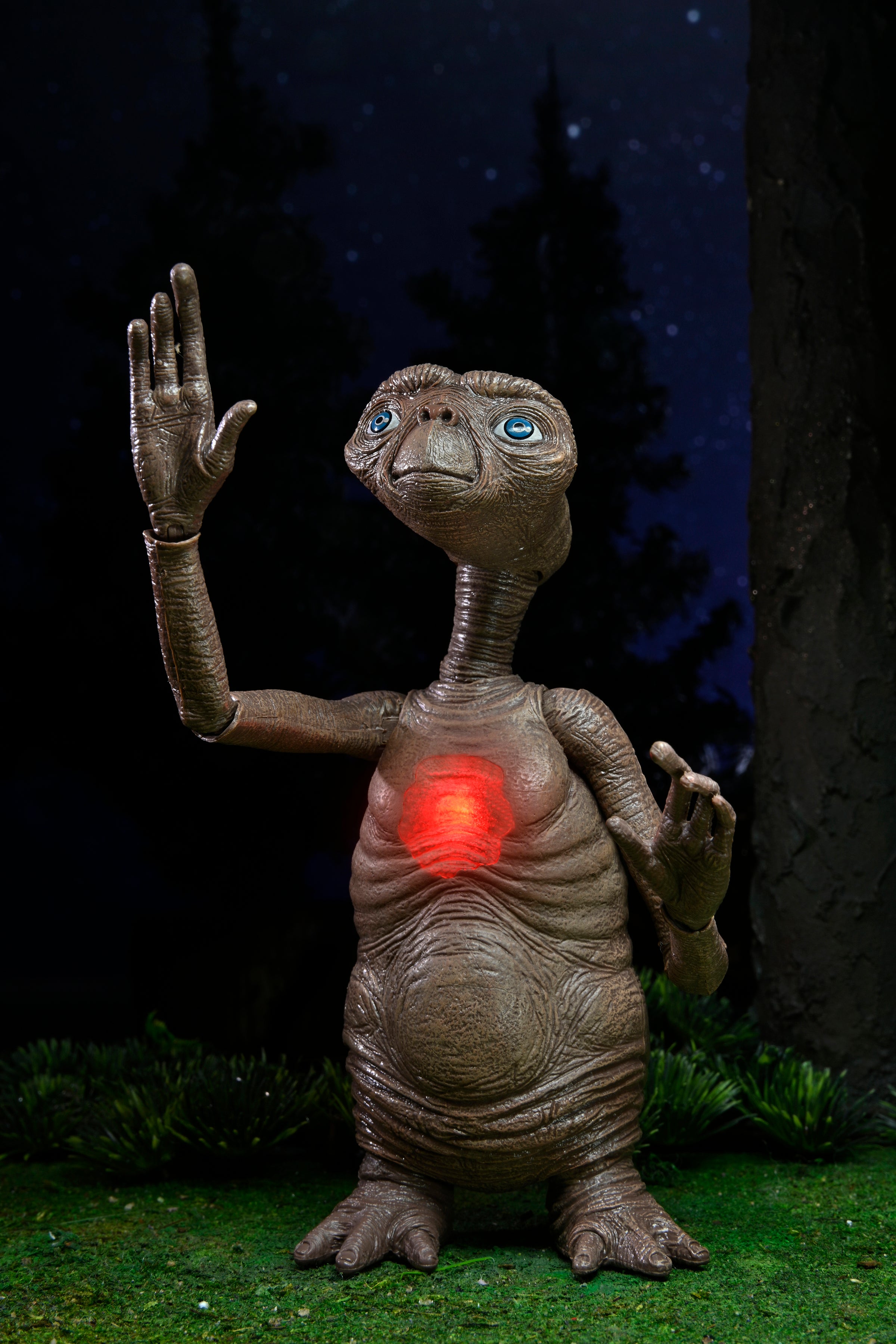PRE-ORDER 7-inch Action Figure - E.T. 40th Anniversary - Ultimate Deluxe E.T. with LED Chest