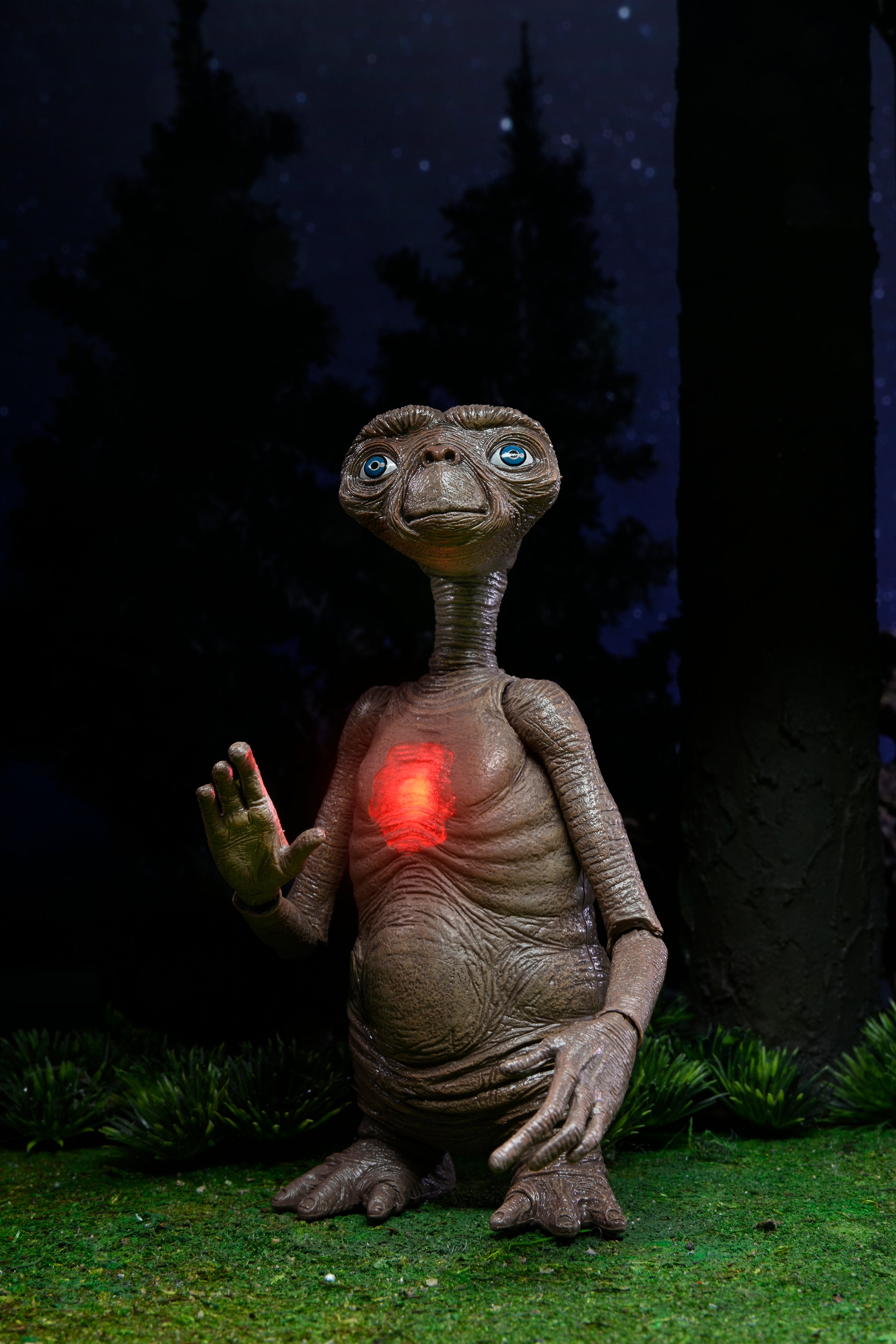 PRE-ORDER 7-inch Action Figure - E.T. 40th Anniversary - Ultimate Deluxe E.T. with LED Chest