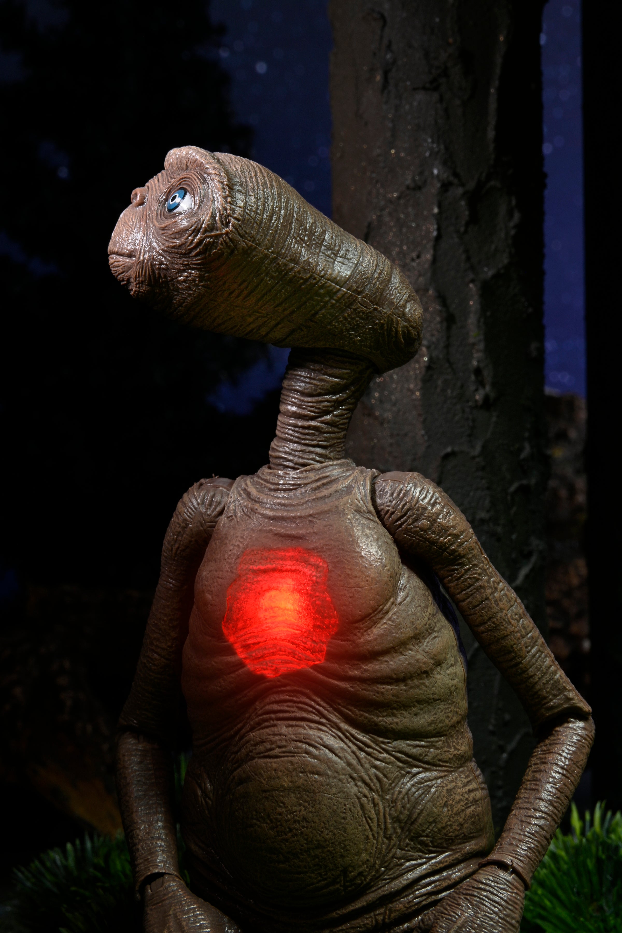 PRE-ORDER 7-inch Action Figure - E.T. 40th Anniversary - Ultimate Deluxe E.T. with LED Chest