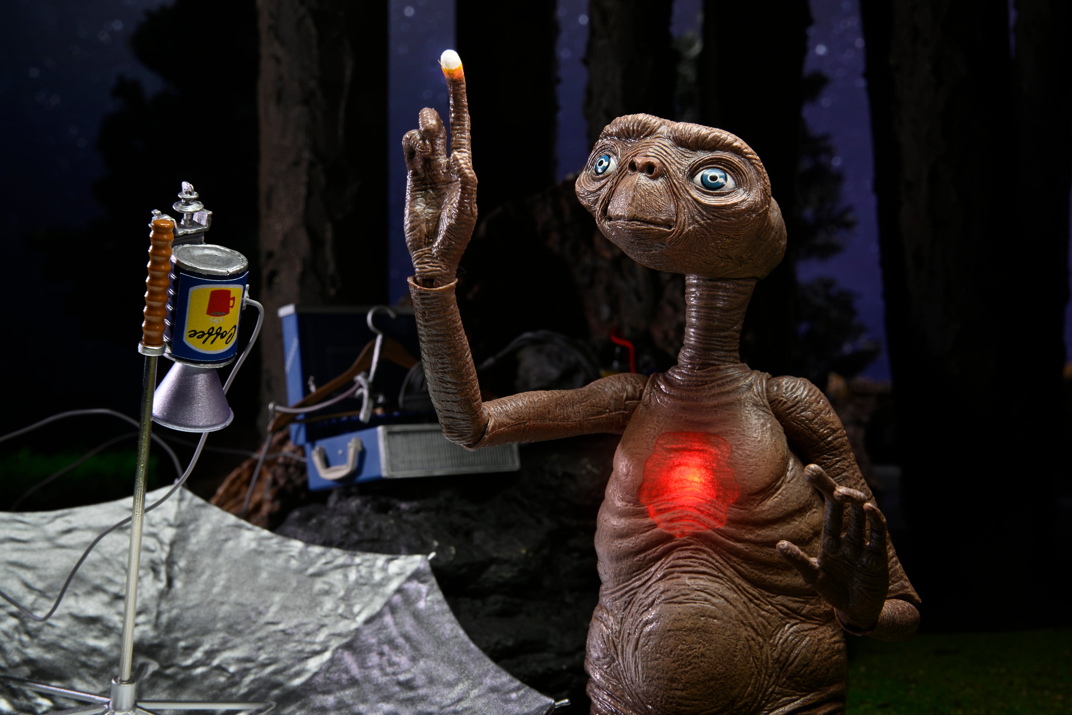 PRE-ORDER 7-inch Action Figure - E.T. 40th Anniversary - Ultimate Deluxe E.T. with LED Chest