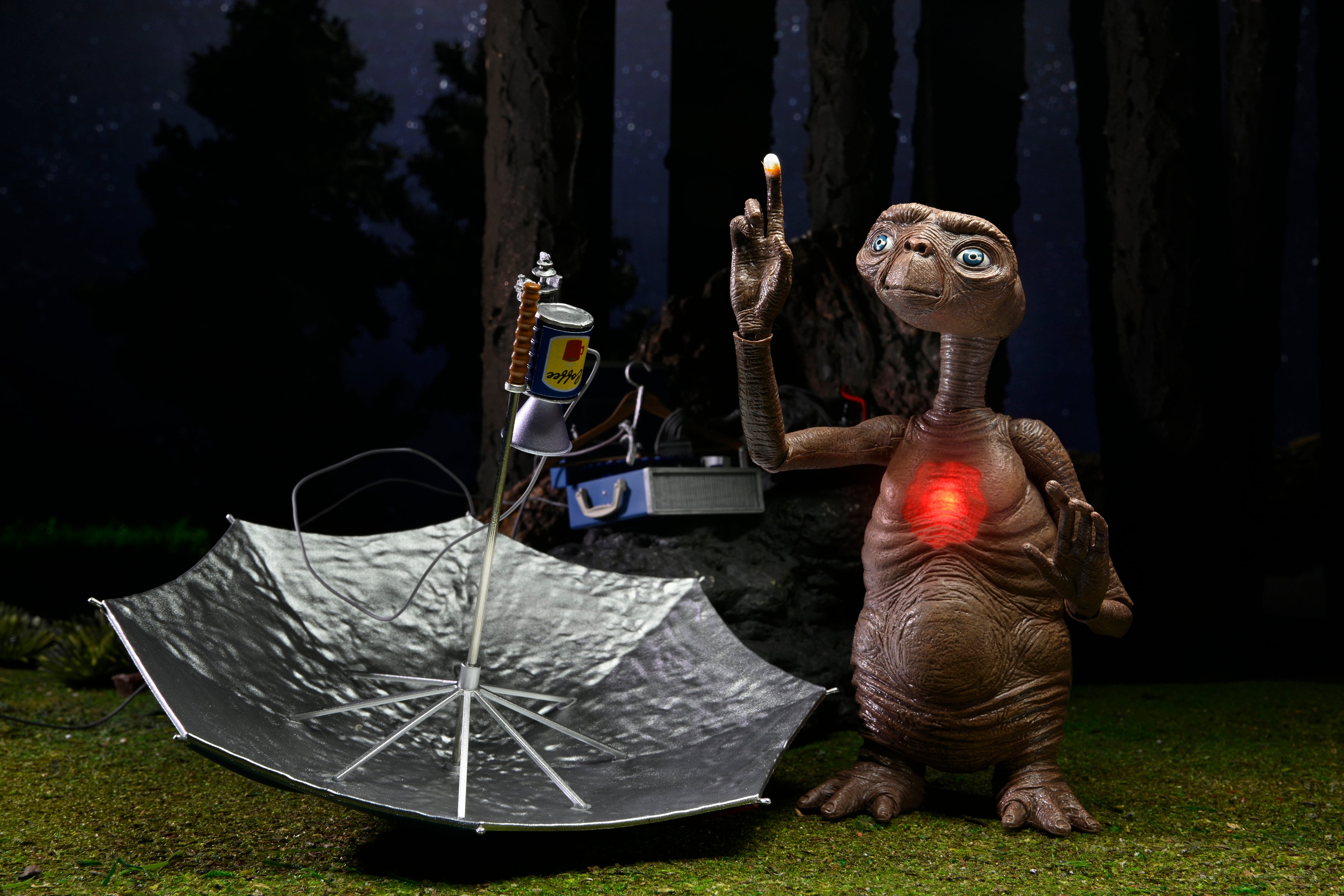 PRE-ORDER 7-inch Action Figure - E.T. 40th Anniversary - Ultimate Deluxe E.T. with LED Chest