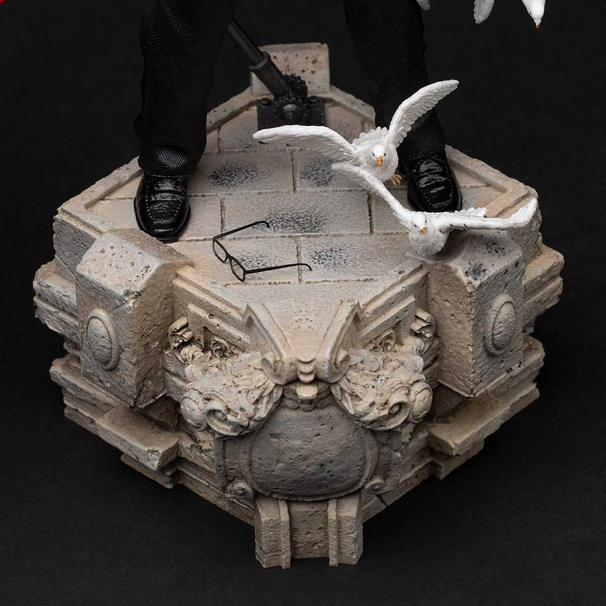 PRE-ORDER DC Comics - Clark Kent Deluxe Statue Art Scale 1/10