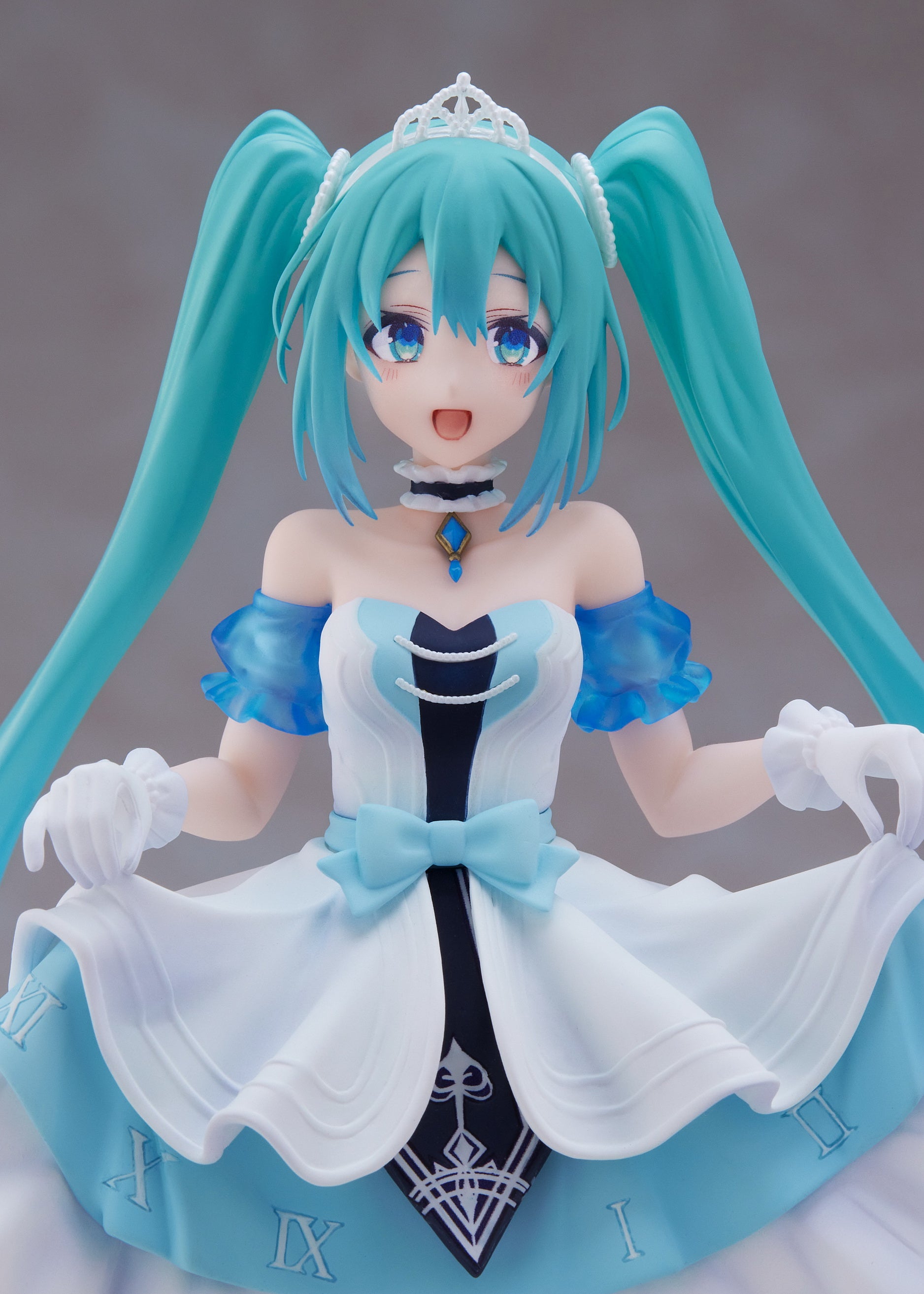 PRE-ORDER Hatsune Miku in Wonderland Figure - Cinderella