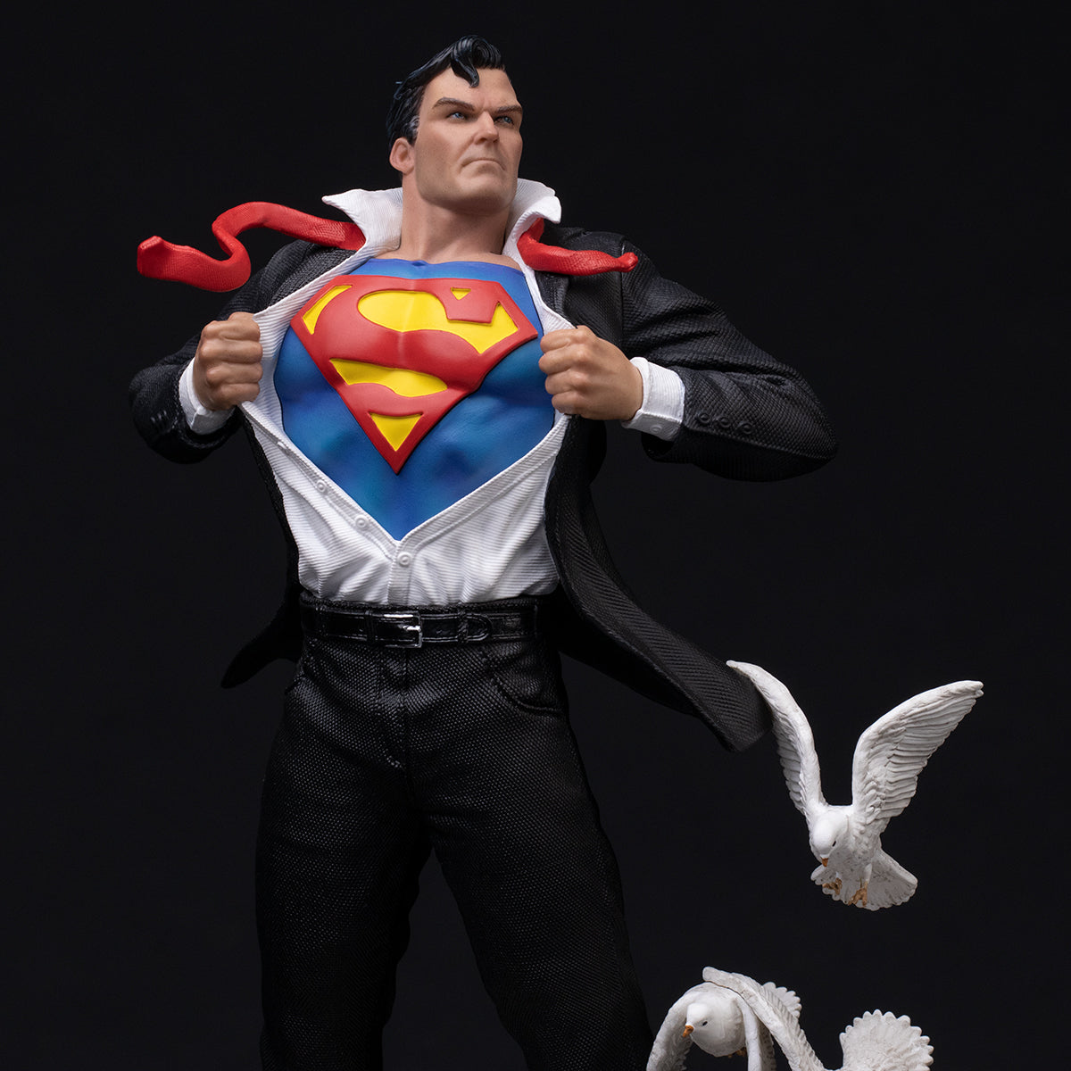 PRE-ORDER DC Comics - Clark Kent Deluxe Statue Art Scale 1/10