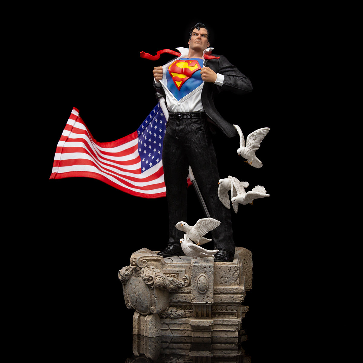 PRE-ORDER DC Comics - Clark Kent Deluxe Statue Art Scale 1/10