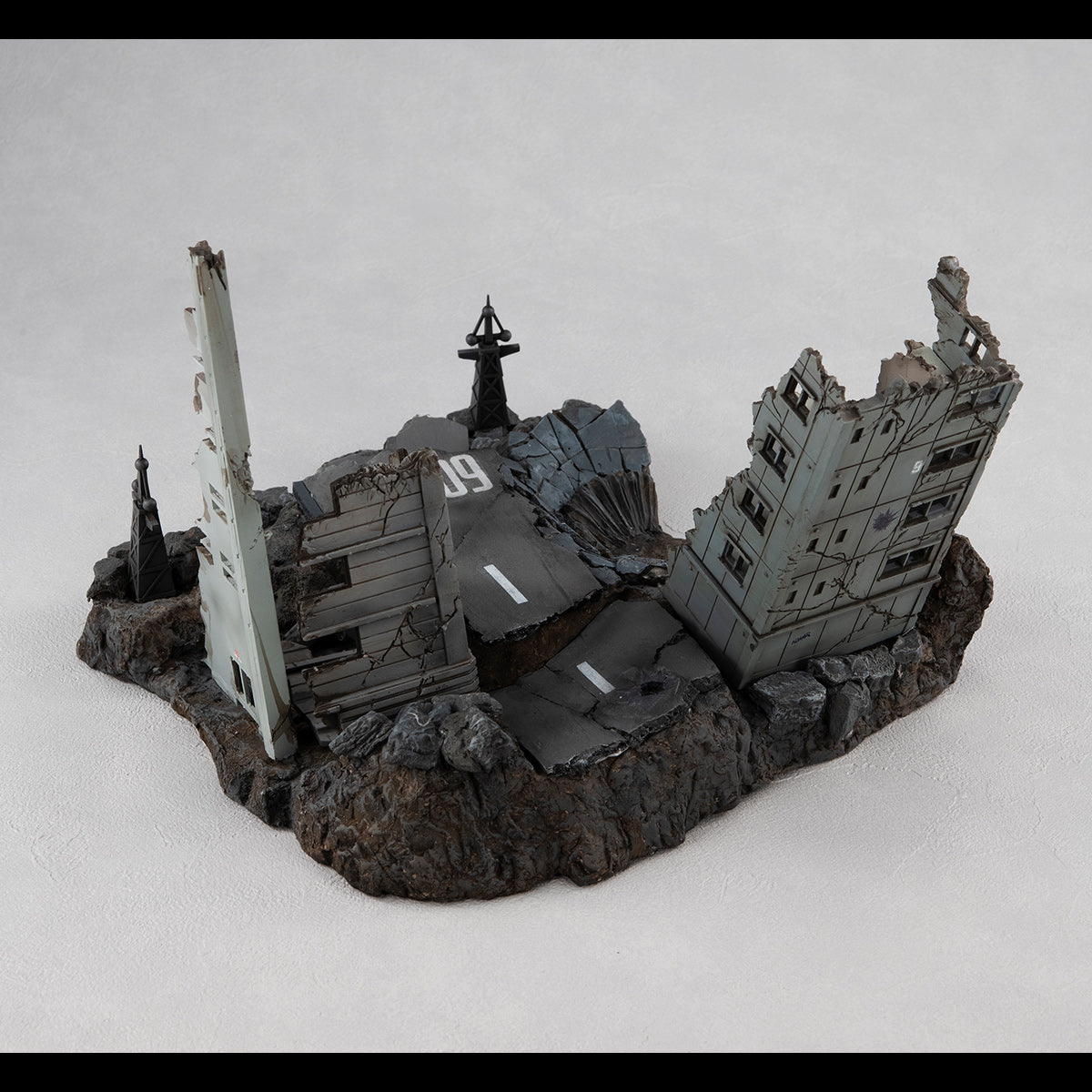 PRE-ORDER Realistic Model Series Mobile Suit Gundam - G Structure GS02 - Ruins at New Yark