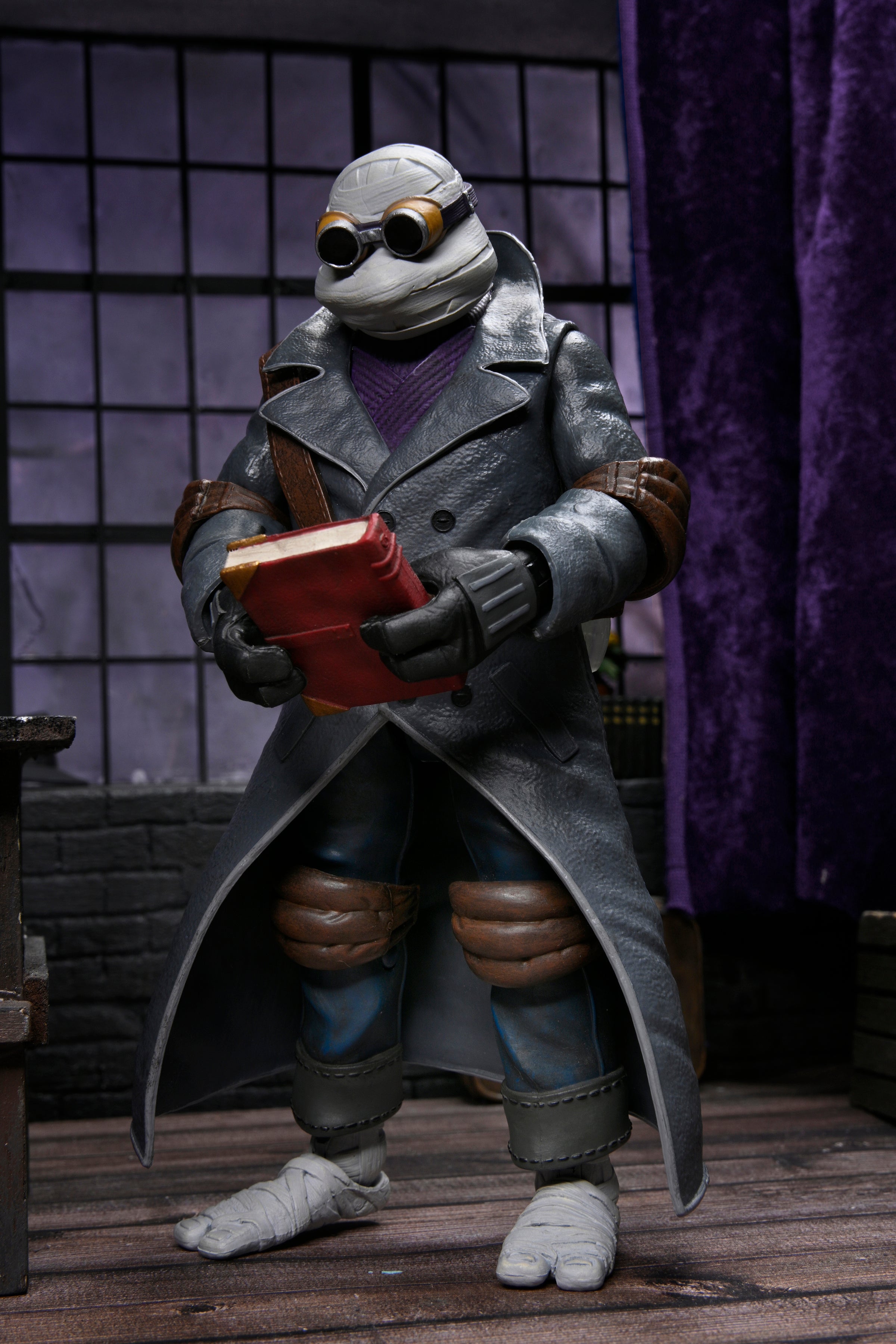 PRE-ORDER 7-inch Action Figure - Universal Monsters x Teenage Mutant Ninja Turtles - Ultimate Donatello as The Invisible Man