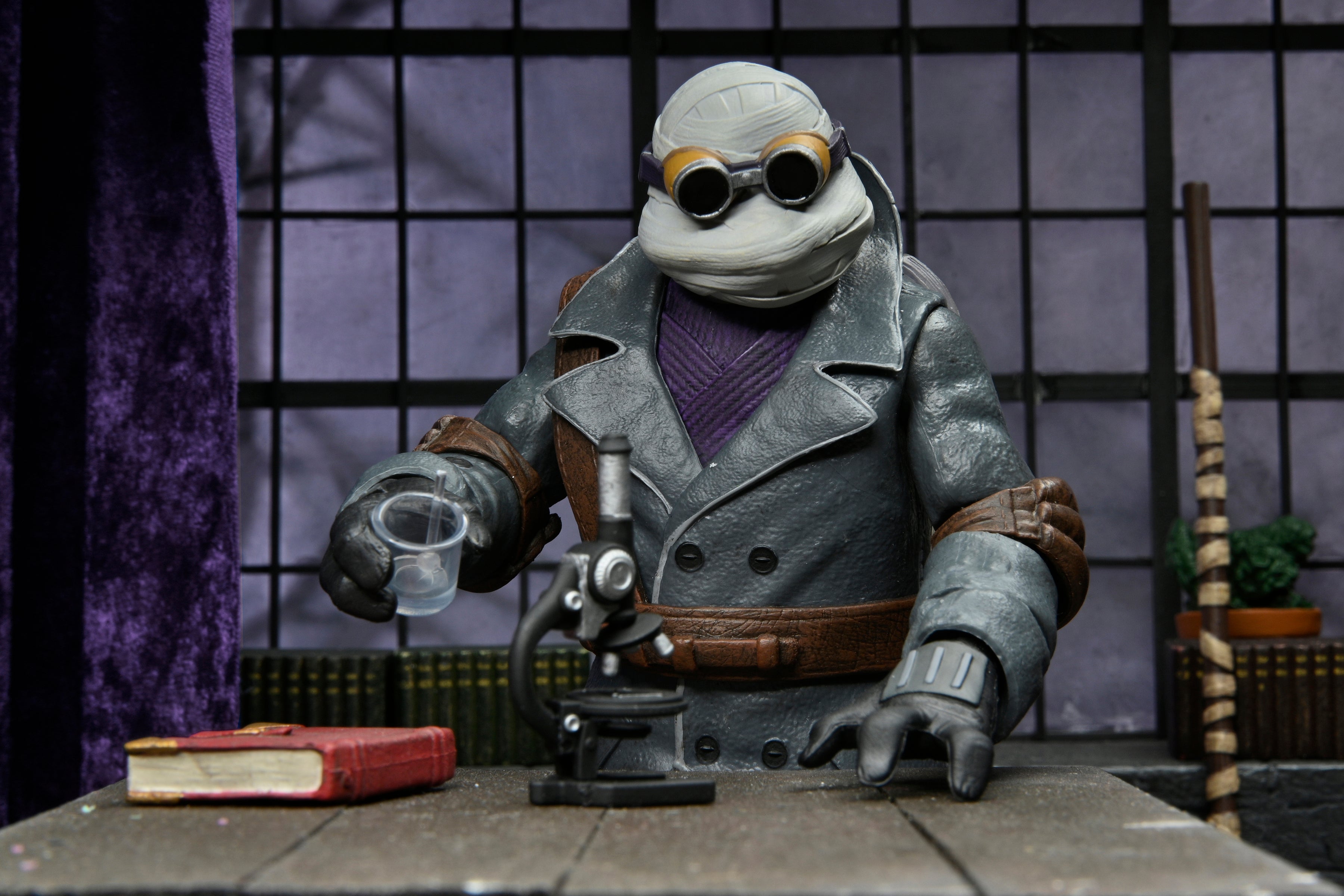 PRE-ORDER 7-inch Action Figure - Universal Monsters x Teenage Mutant Ninja Turtles - Ultimate Donatello as The Invisible Man