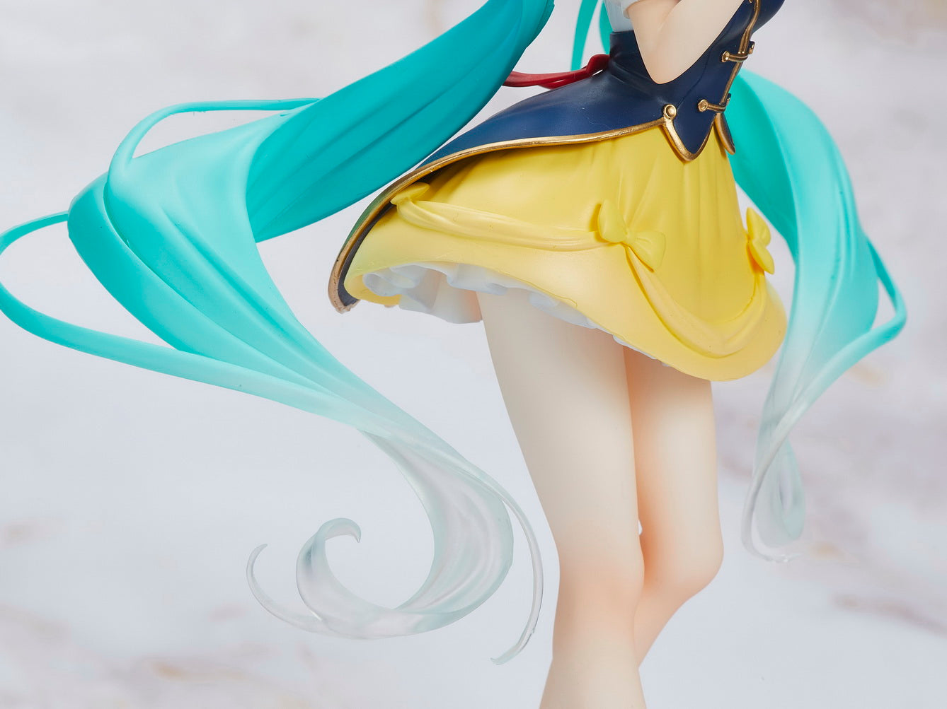 PRE-ORDER Hatsune Miku in Wonderland Figure - Snow White